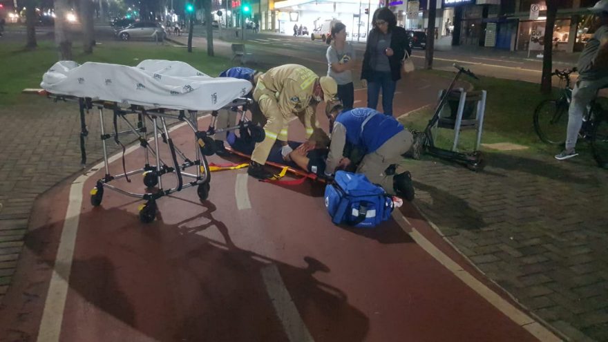 Mulher fica ferida ao cair de patinete na ciclovia da Av. Brasil