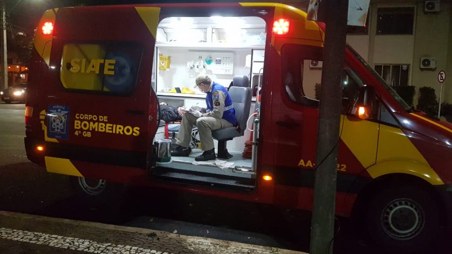Motociclista fica ferido em acidente Rua Presidente Kennedy, esquina com Visconde de Guarapuava