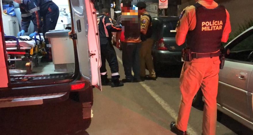 PM e Samu atendem homem que passou mal enquanto dirigia na Rua Afonso Pena