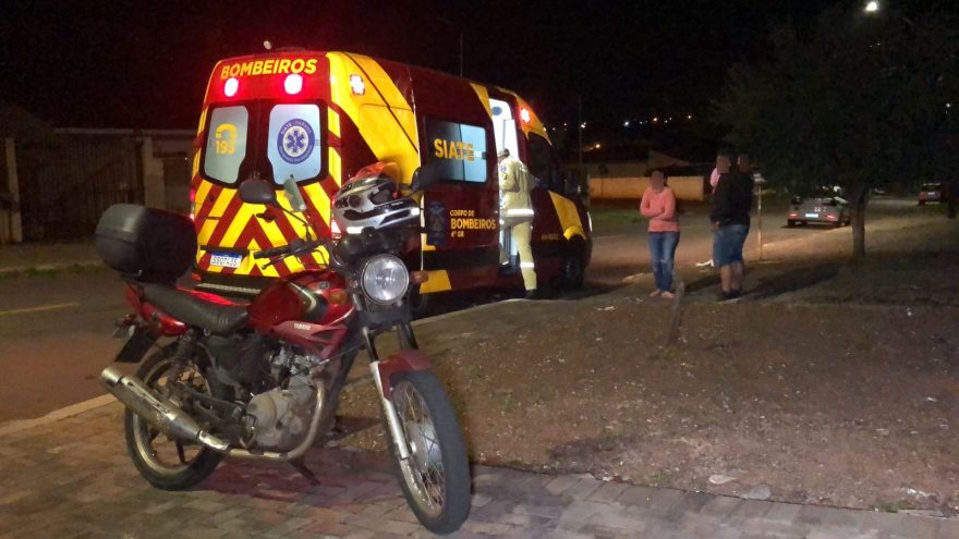 Motociclista desvia de gato, sofre queda e filha que estava na garupa fica ferida, na Rua Academia