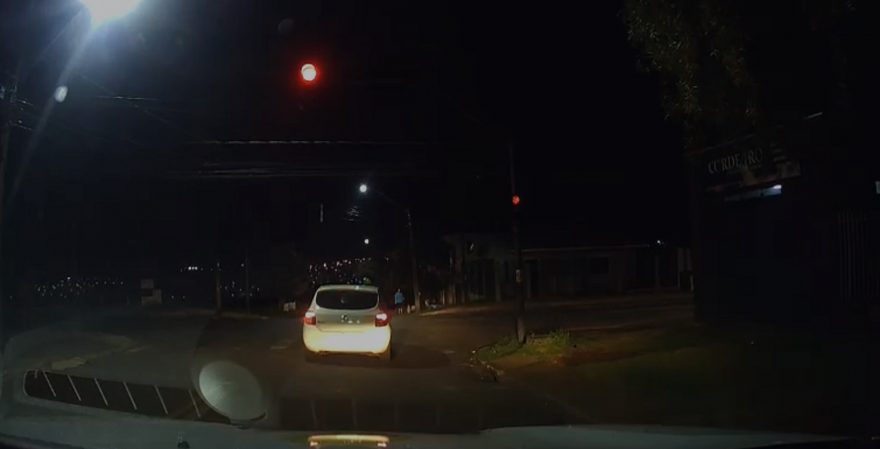 Câmera registra perseguição da Polícia Militar que terminou com dois detidos após roubo de carro