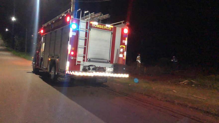 Bombeiros combatem incêndio em entulhos na Rua Carlos Pierozan na Vila Tolentino