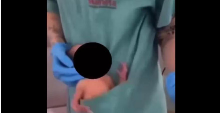Absurdo! fisioterapeuta é flagrada dançando com bebê recém-nascido no bolso do jaleco