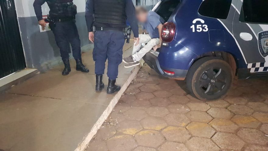 Embriagado, homem é preso após ‘pegar no sono’ em veículo parado na contramão na rua Cuiabá