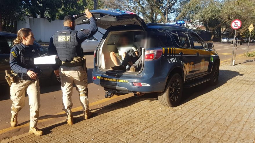 Homens presos pela PRF com contrabando são levados à Polícia Federal