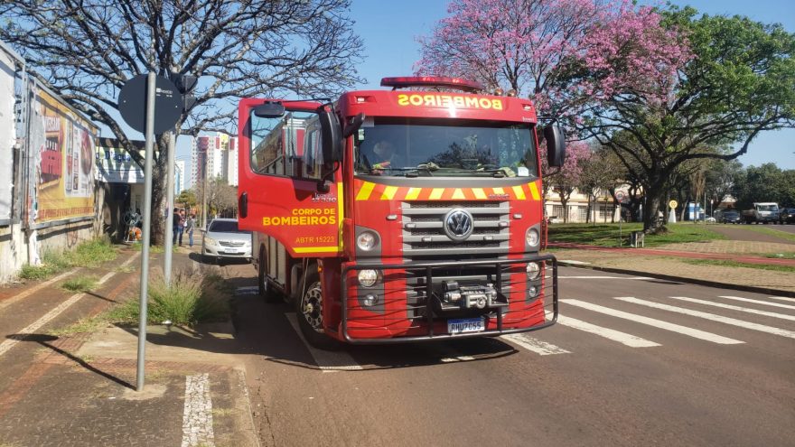 Bombeiros combatem incêndio em edificação no Centro de Cascavel