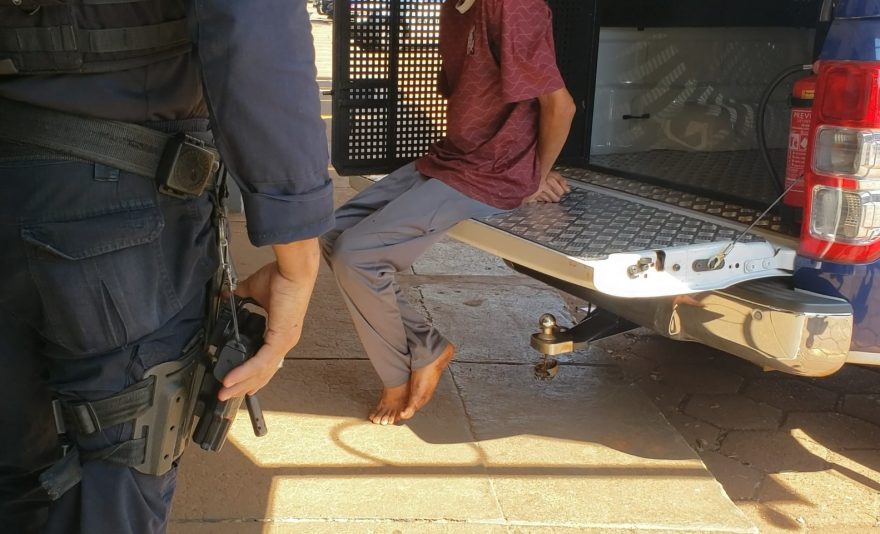 De pés descalços, adolescente furta chinelos do Corinthians e é apreendido pela Guarda Municipal