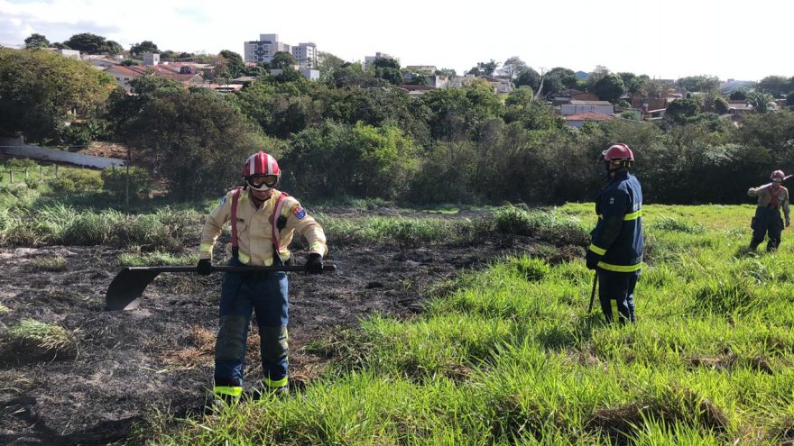 Corpo de Bombeiros combate incêndio em grande área de vegetação no Santo Onofre