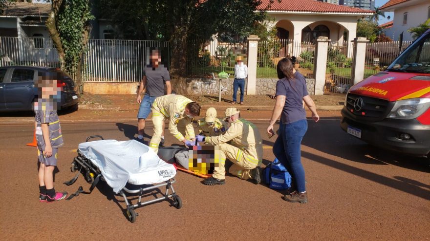 Mulher fica ferida em batida entre moto e Corsa na Rua Londrina