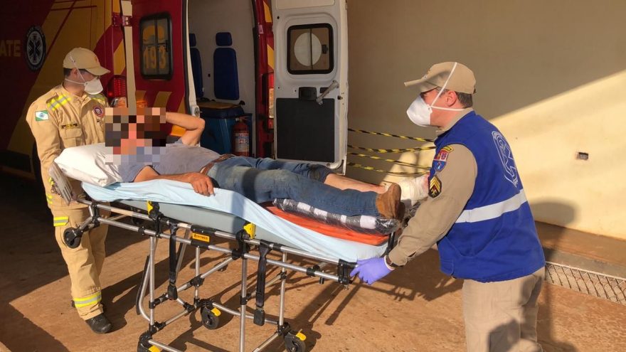 Homem sofre laceração no pé em acidente com motosserra