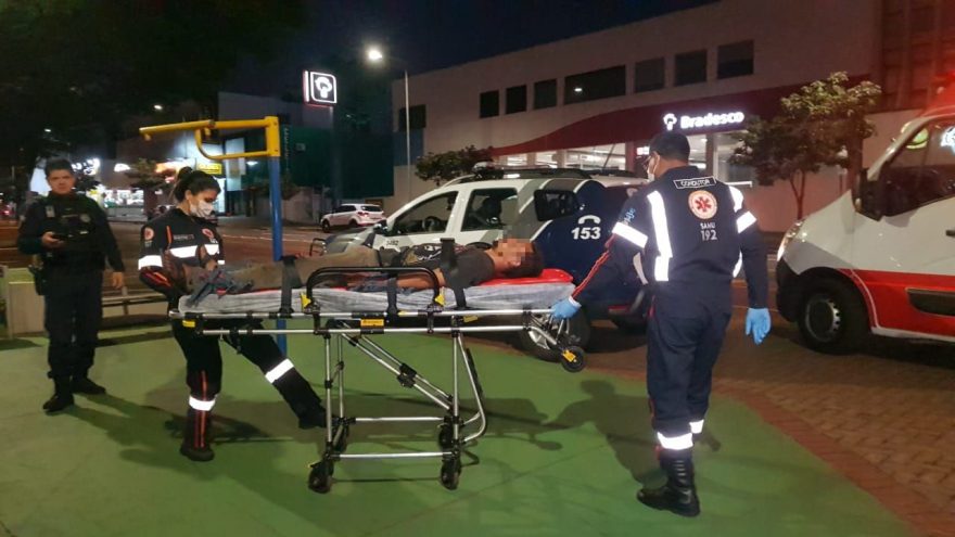 Falando em inglês: homem que ameaçava populares em parquinho é atendido em surto