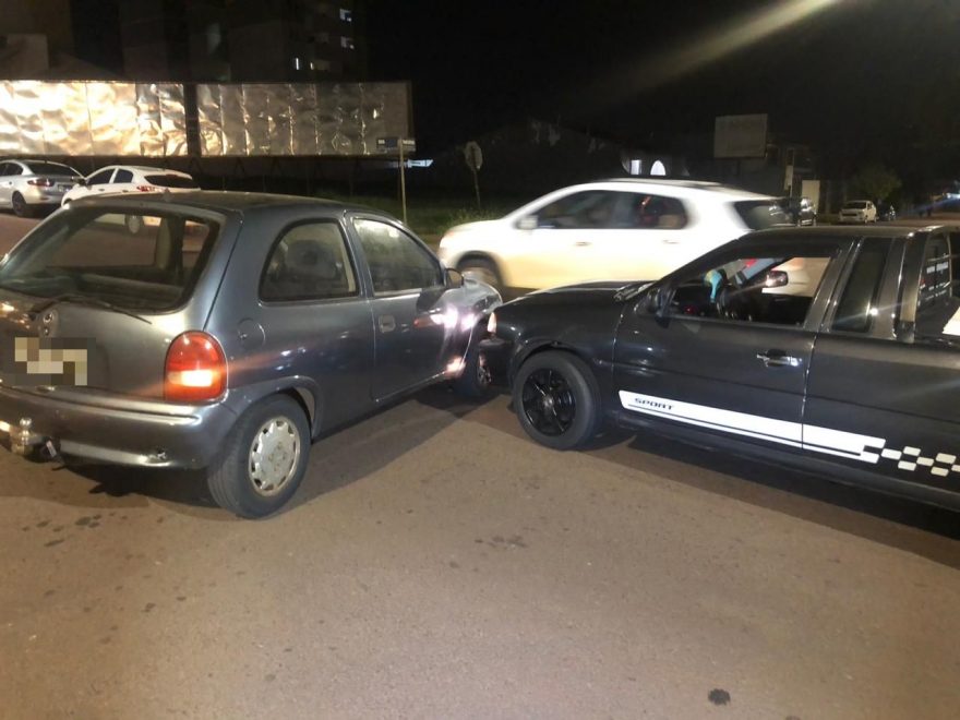 Corsa e Saveiro se envolvem em acidente na Rua Vitória