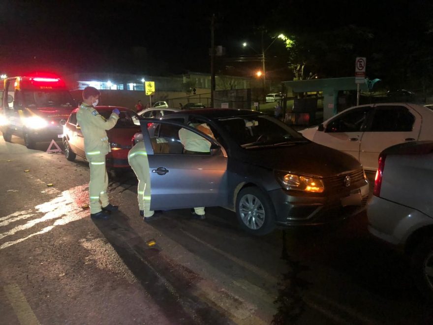 Mulher fica ferida em engavetamento entre três carros na Av. Tito Muffato