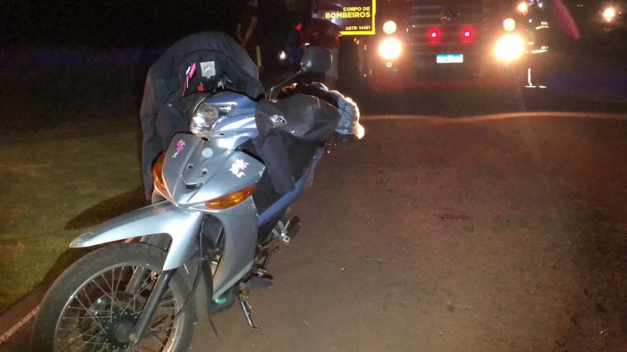 Entregadora de alimentos cai de moto na marginal da BR-467 e fica ferida