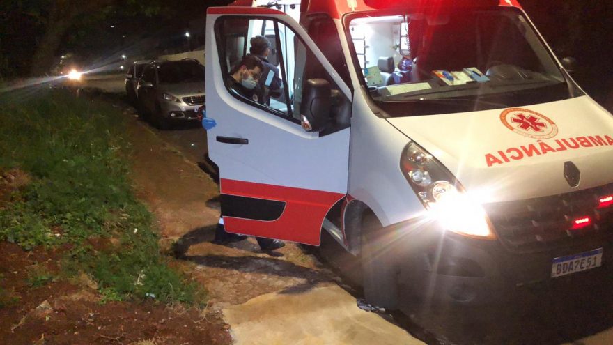 Motociclista cai de moto e é atendido pelo Samu na Rua Visconde de Guarapuava