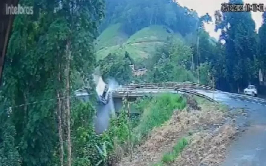 Caminhão cai de ponte na BR-101 e motorista morre; veja vídeo