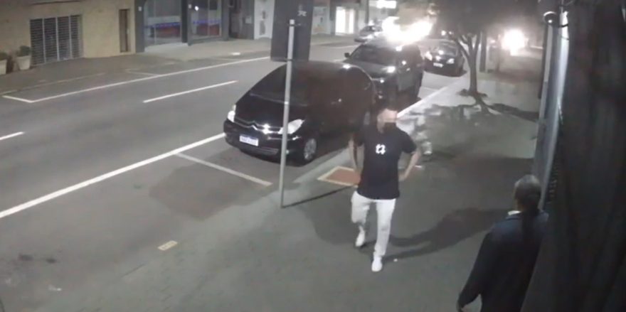 Câmera registra tentativa de furto de caminhonete no Centro