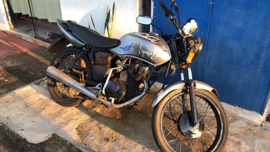 Uno e Honda CG se envolvem em colisão no Bairro Santa Felicidade