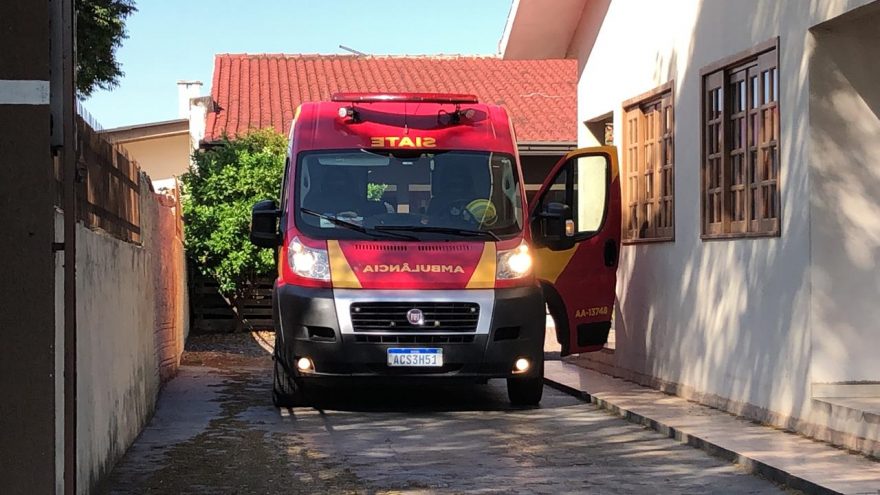 Idosa machuca o braço durante queda em residência no Maria Luiza