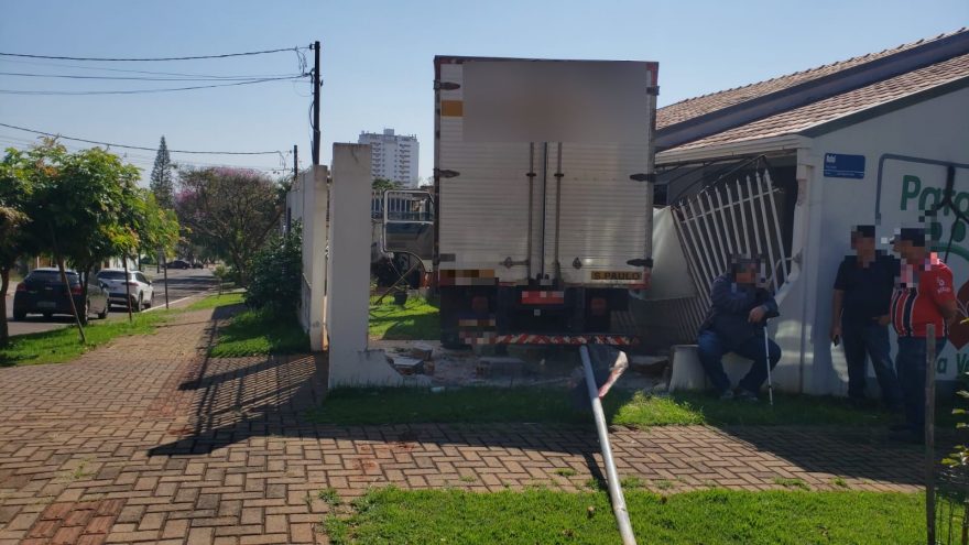 Caminhão invade residência e deixa rastro de destruição no Centro