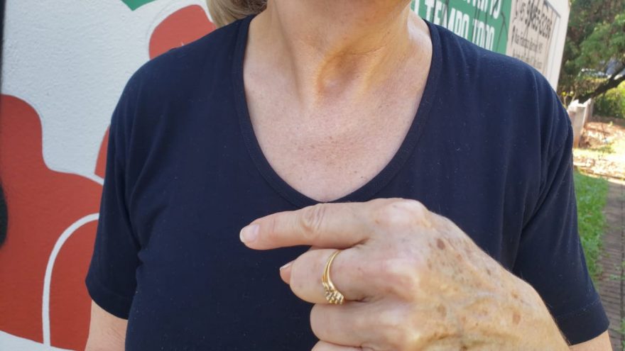 Após caminhão invadir residência, moradora fala sobre o susto