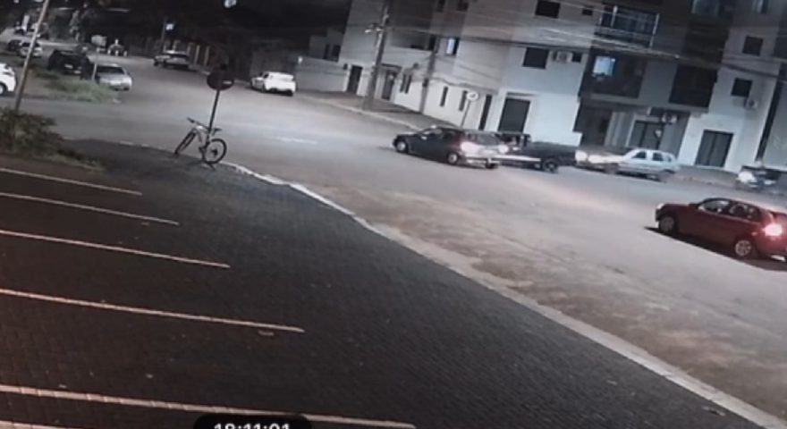 Corsa invade preferencial e é atingido por Saveiro na Rua Vitória