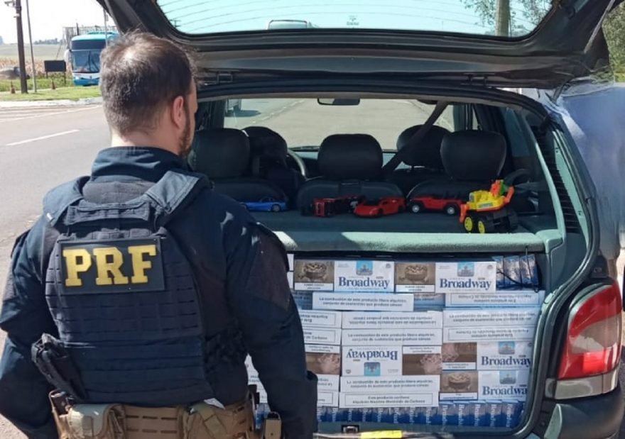 PRF flagra criança sendo transportada em carro recheado de cigarros no Paraná