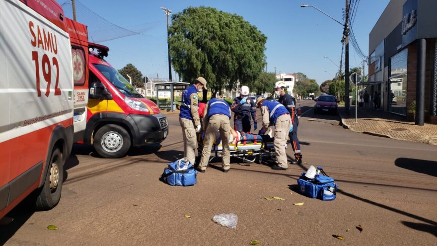 Motociclista fica ferido após colisão com Ford Ka na esquina das Ruas Cuiabá e Manoel Ribas