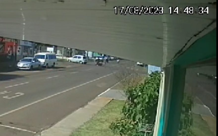 Vídeo registra forte colisão entre carro e moto no cruzamento das Ruas Cuiabá e Manoel Ribas