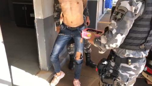 Vendedor de ‘bala de goma’ é preso pelo CHOQUE com mandado por furto Imagem referente a Vendedor de ‘bala de goma’ é preso pelo CHOQUE com mandado por furto