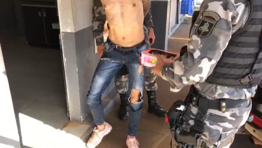 Vendedor de ‘bala de goma’ é preso pelo CHOQUE com mandado por furto