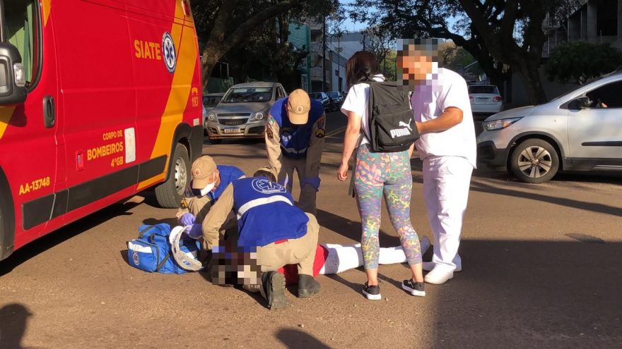 Mulher fica ferida em batida entre motos na Rua Mato Grosso
