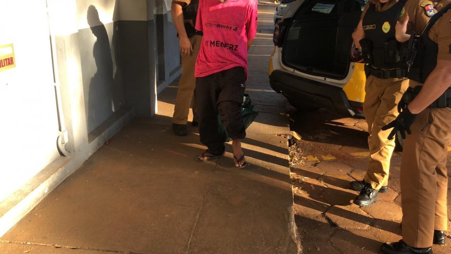 Homem é preso por quebrar janela de veículo no Centro