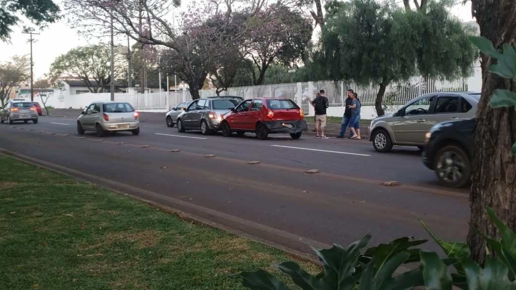 Engavetamento deixa trânsito lento na Avenida Tancredo Neves