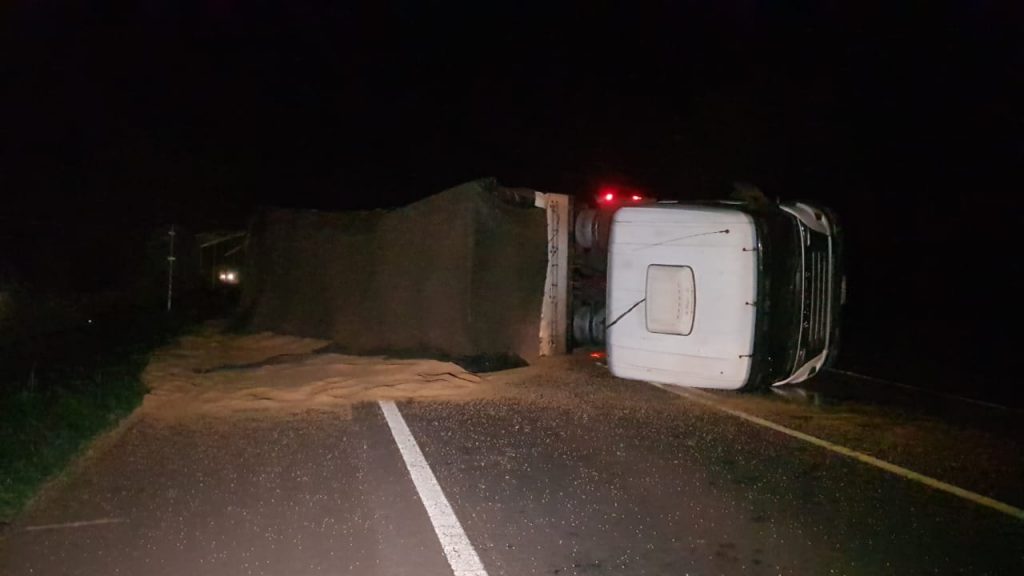 Carreta carregada com soja colide em caminhão e tomba na BR-369