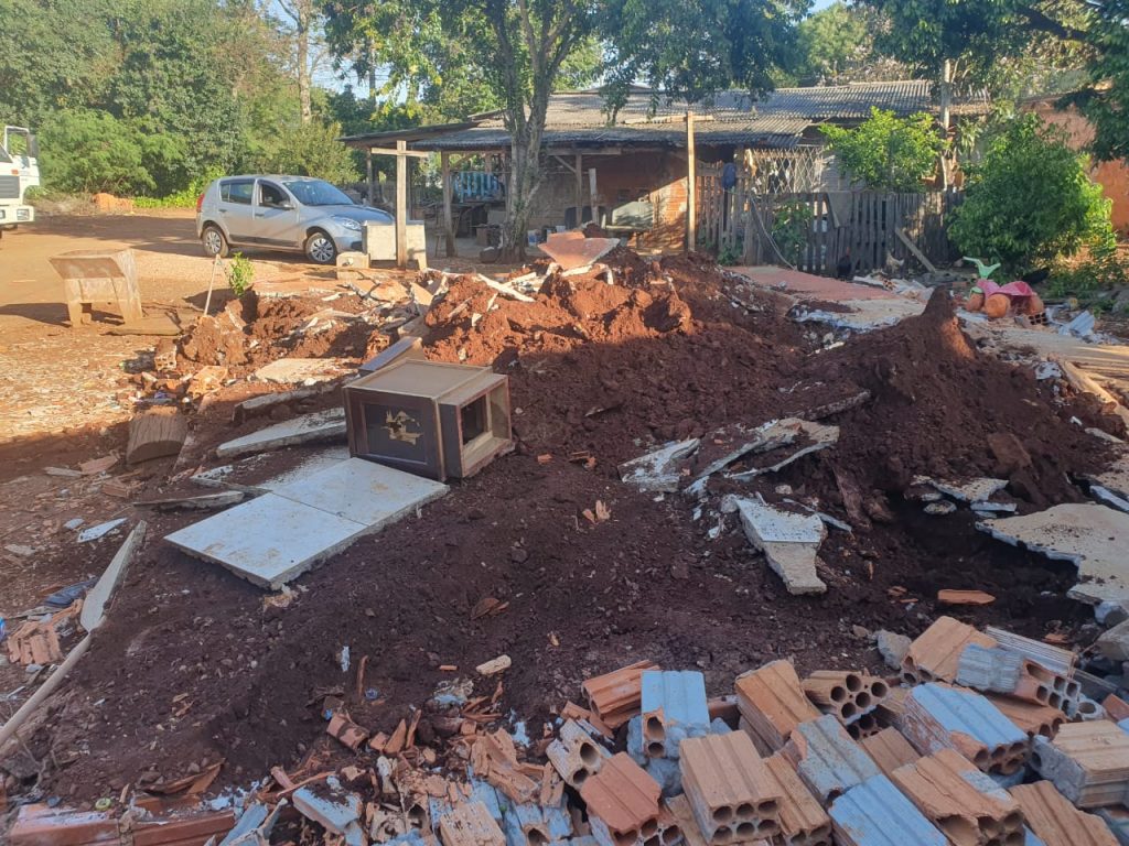 Homem encontra casa demolida ao chegar do trabalho