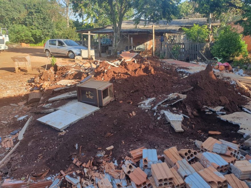 Homem encontra casa demolida ao chegar do trabalho