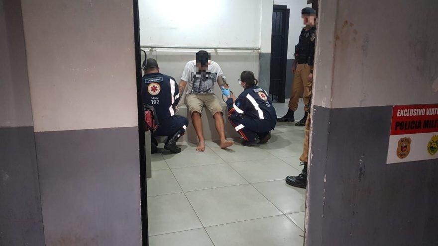 Após machucar pé correndo da polícia, homem é atendido pelo Samu na Delegacia