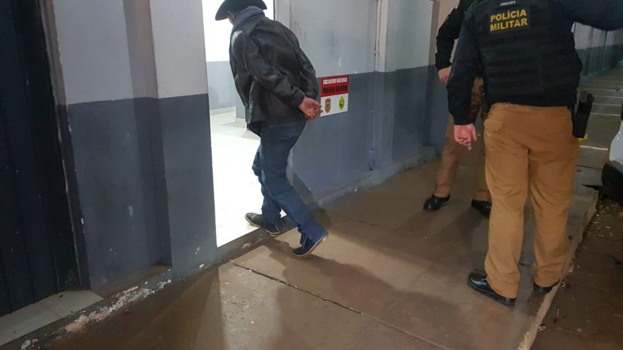 Homem é preso após tentar furtar computador e projetor