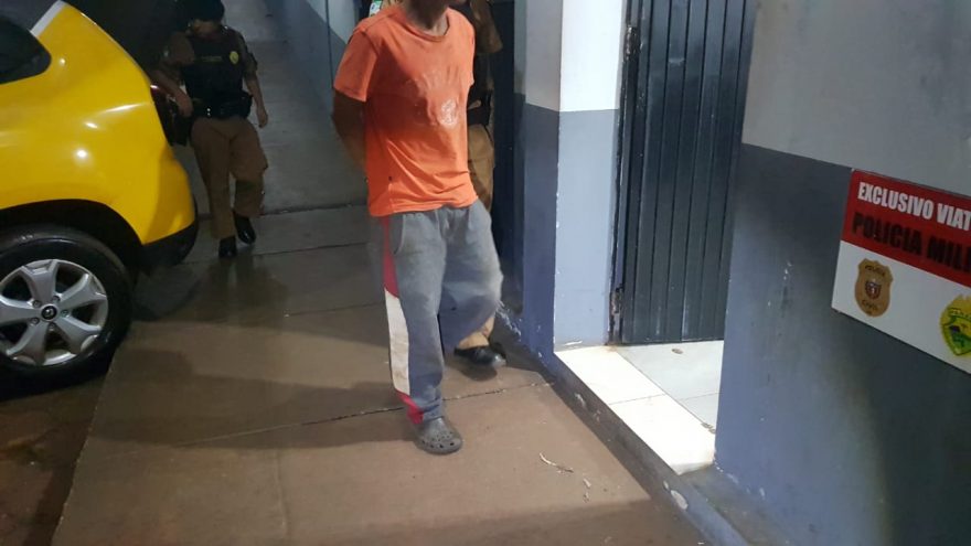 Rapaz em situação de rua é preso com dois mandados de prisão em aberto