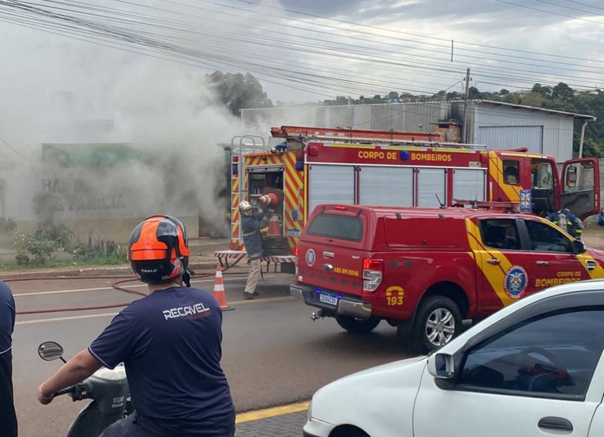 Petiscaria e imóveis vizinhos são atingidos por incêndio no Periolo