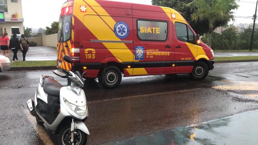 Mulher fica ferida ao cair de moto na Avenida Brasil no Coqueiral