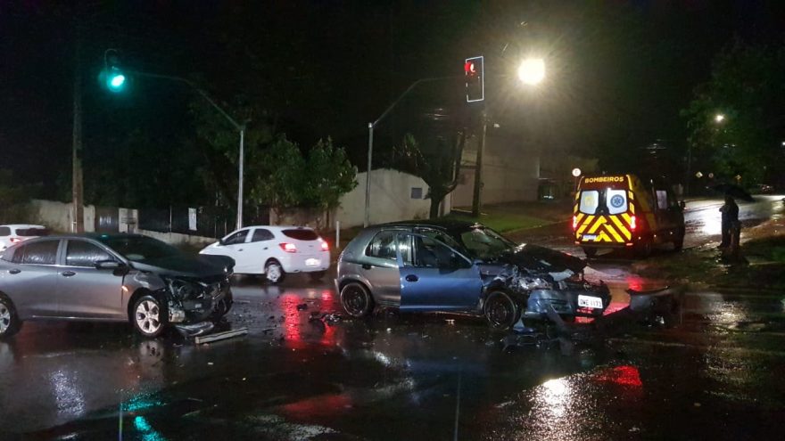 Batida entre Celta e Onix deixa homem ferido na Rua Manoel Ribas no Cancelli