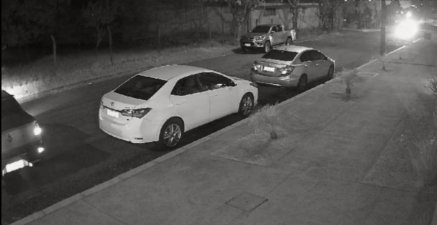 Câmera registra momento em que carro é levado por bandidos em Cascavel