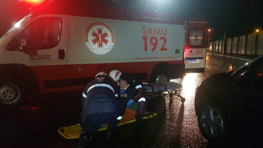 Mãe e filho ficam feridos em acidente entre carro e moto na Jacarezinho