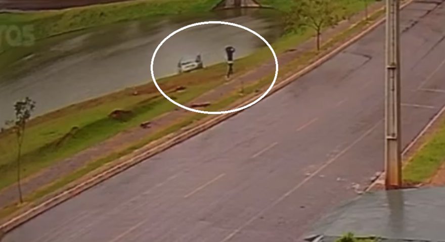 Desespero! carro desce ladeira e vai parar dentro do Lago de Ibema