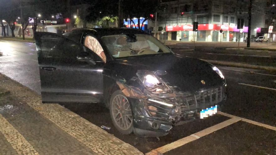 Porsche e Ford Ka se envolvem em acidente na Avenida Brasil