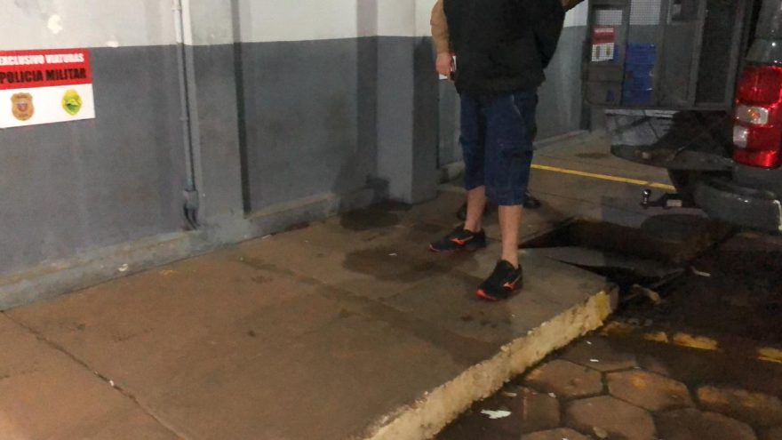 Homem com dois mandados de prisão em aberto é detido em posto de combustíveis