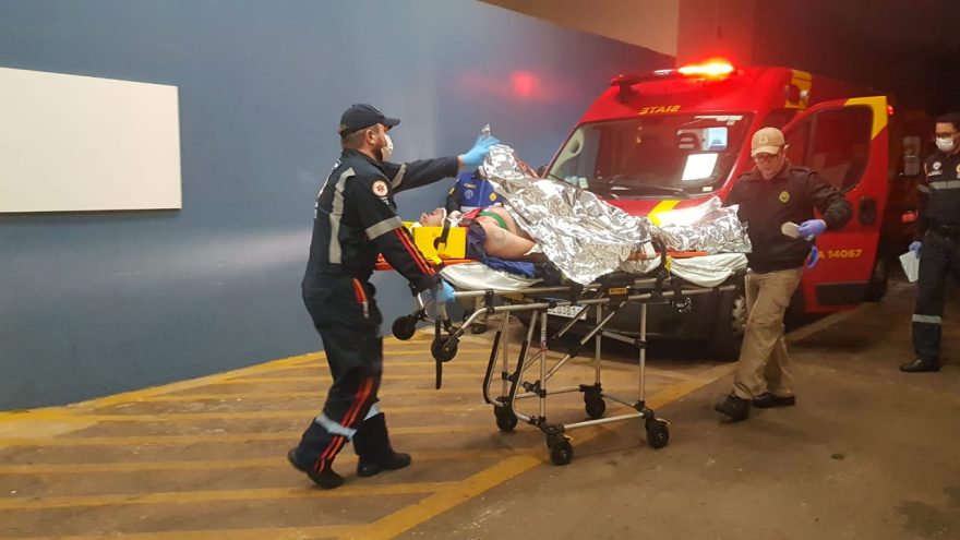 Mulher esfaqueia homem durante briga em condomínio no Parque Verde