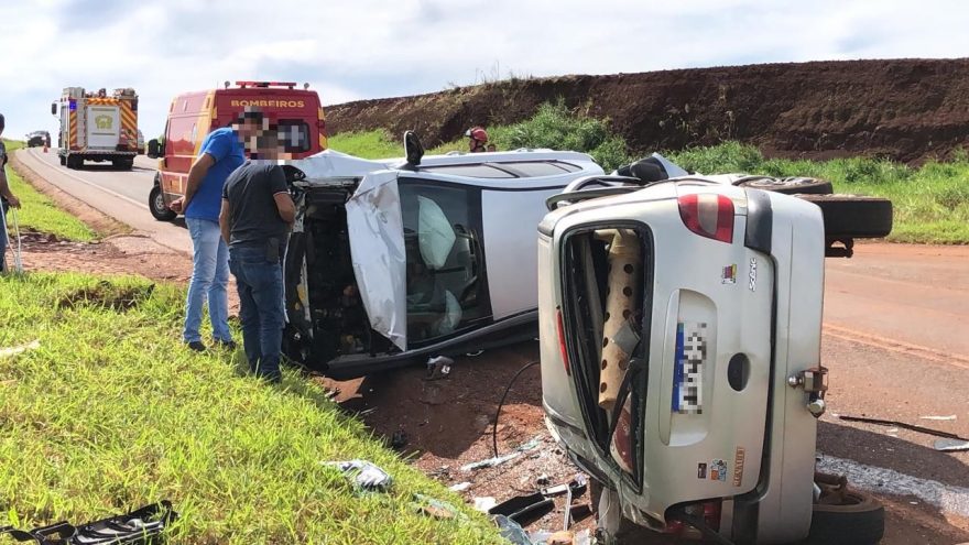 Três pessoas ficam feridas em capotamento na PR-486 em Espigão Azul